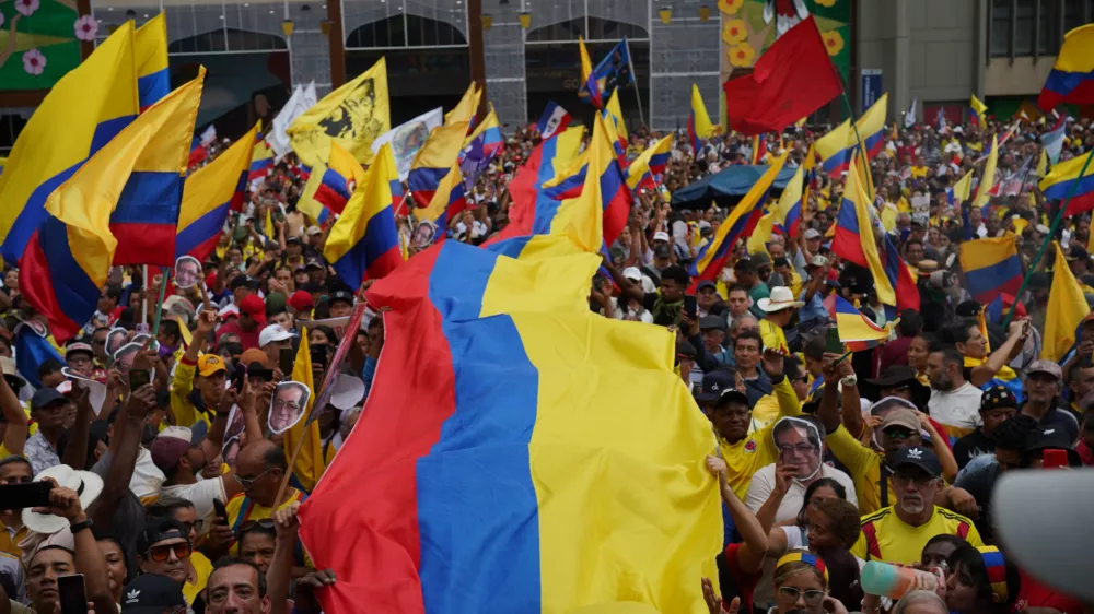 07 January 2026, Colombia, Cali: Demonstrators hold a Colombian flag as Colombian President Gustavo Petro speaks during a rally in defense of national sovereignty in Cali, after US President Donald Trump suggested the United States might intervene militarily in Colombia, days after US forces struck Venezuela and captured Venezuelan President Nicolas Maduro and his wife Cilia Flores. Photo: Sebastian Marmolejo/LongVisual via ZUMA Press Wire/dpa / Foto: Sebastian Marmolejo
