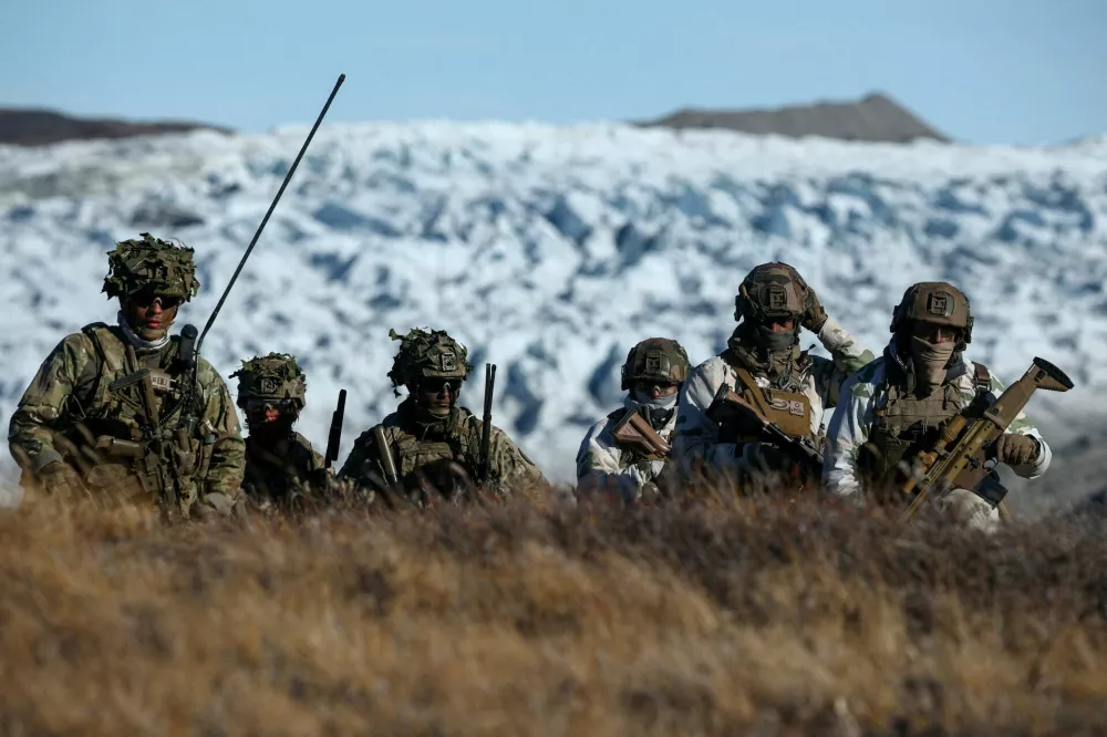 FILE PHOTO: Danish troops practice looking for potential threats during a military drill as Danish, Swedish and Norwegian home guard units together with Danish, German and French troops take part in joint military drills in Kangerlussuaq, Greenland, September 17, 2025. REUTERS/Guglielmo Mangiapane/File Photo