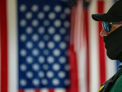 FILE PHOTO: A U.S. Customs and Border Protection officer stands guard as he waits to make detainments at U.S. immigration court in Manhattan, in New York City, U.S., July 22, 2025. REUTERS/David 'Dee' Delgado/File Photo