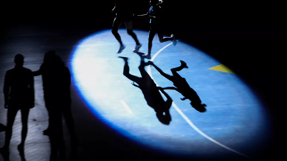 - simbolična fotografija, sence, &scaron;portna vzgoja mladine, gibanje, pomanjkanje gibanja, težave mladostnikov.- 05.10.2024. - Rokomet Krim Mercator - Storhamar v četrtem krogu evropske lige prvakinj.//FOTO: Bojan Velikonja