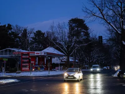 05 January 2026, Berlin: A petrol station at a junction on Potsdamer Chaussee is without power after a power cut. Tens of thousands of people in the south-west of the capital have no electricity. Photo: Christophe Gateau/dpa