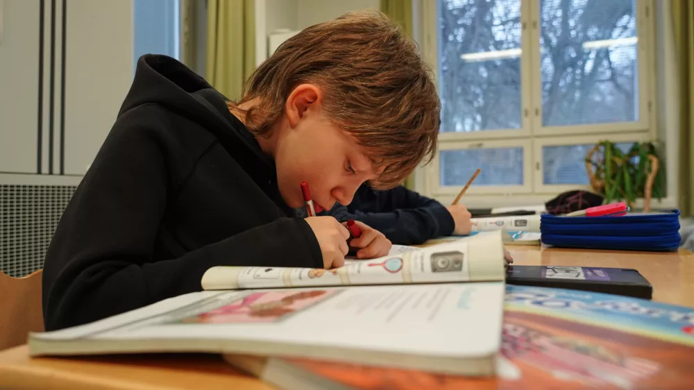 Ten-year-old fourth grade student Ilo Lindgren works during a media literacy class at Tapanila Primary School in Tapanila, Finland, on Dec. 9, 2025. (AP Photo/James Brooks) / Foto: James Brooks