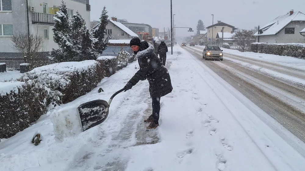 06.01.2025. Močno sneženje v Ljubljani. sneg, mraz, kidanje snega. foto: Bojan Velikonja