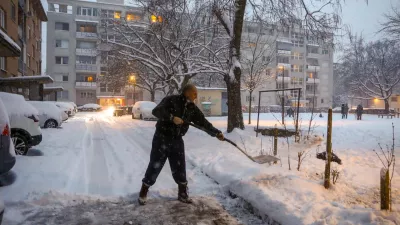 06.01.2026 - kidanje snega  Zima, sneženje - sneg - sneg v LjubljaniFoto: Luka Cjuha