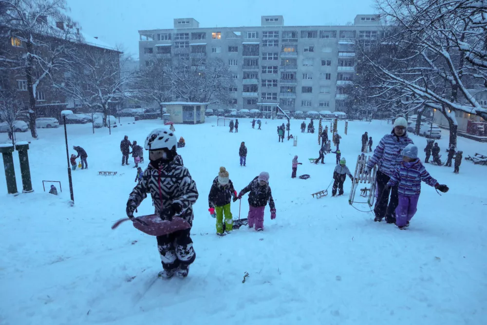 06.01.2026 - sankanje - zimske radosti - Zima, sneženje - sneg - sneg v Ljubljani Foto: Luka Cjuha