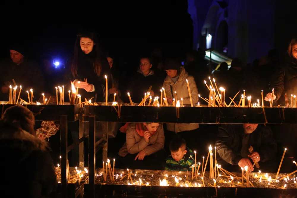 pravoslavni verniki prižigajo sveče - simbol večne svetlobe in večnega življenja   - 06.01.2019 - - Pravoslavni božič v Ljubljani - badnji dan v srbski pravoslavni cerkvi Sv. Cirila in Metoda//FOTO: Bojan Velikonja