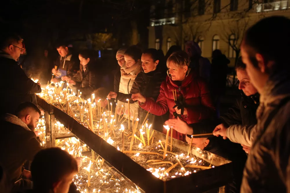 06.01.2019. Badnje ve&Auml;Ťe (Bacnji ve&Auml;Ťer), pred Pravoslavno cerkvijo v Ljubljani, ko pravoslavni verniki na predve&Auml;Ťer boĹľi&Auml;Ťa nosijo hrastove veje in priĹľigajo sve&Auml;Ťe.//FOTO: Bojan Velikonja