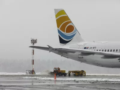 - pluženje pristajalne steze - sneženje - sneg - zima - letalo- 16.01.2023 &ndash; Brnik -&nbsp;Letali&scaron;če Jožeta Pučnika Ljubljana,&nbsp;//FOTO: Luka Cjuha