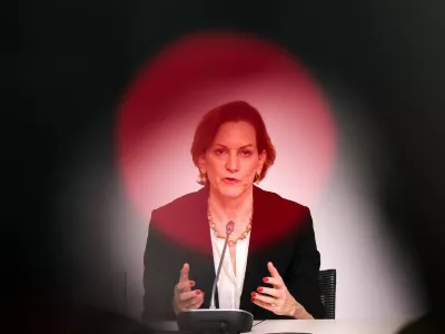 Frankfurt Pressekonferenz mit Friedenspreistr&auml;gerin Anne Applebaum. Frankfurter Buchmesse 2024. Anne Applebaum, die Tr&auml;gerin des diesj&auml;hrigen Friedenspreises des Deutschen Buchhandels, w&auml;hrend einer Pressekonferenz auf der Frankfurter Buchmesse, 18.10.2024. *** Frankfurt Press conference with Peace Prize winner Anne Applebaum Frankfurt Book Fair 2024 Anne Applebaum, winner of this years Peace Prize of the German Book Trade, during a press conference at the Frankfurt Book Fair, 18 10 2024 Copyright: xEibner-Pressefoto/FlorianxWieganx EP_FWD,Image: 922959694, License: Rights-managed, Restrictions: imago is entitled to issue a simple usage license at the time of provision. Personality and trademark rights as well as copyright laws regarding art-works shown must be observed. Commercial use at your own risk., Model Release: no