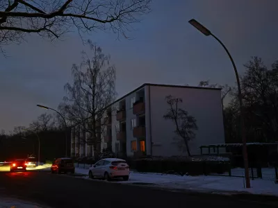 A car drives past an apartment block during a blackout, which left thousands of homes without power after a suspected arson attack at the Lichterfelde power plant in the Steglitz-Zehlendorf district in southern Berlin, Germany, January 6, 2026. REUTERS/Lisi Niesner