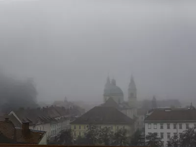 Megla - 21.12.2023 &ndash; Onesnažen zrak v Ljubljani - povi&scaron;ane vrednosti delcev v zraku - posledica povečanih izpustov in izrazitega temperaturnega obrata, ki zadržuje onesnažen zrak v nižinah,, megla //FOTO: Luka Cjuha / Foto: Luka Cjuha