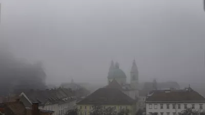 Megla - 21.12.2023 &ndash; Onesnažen zrak v Ljubljani - povi&scaron;ane vrednosti delcev v zraku - posledica povečanih izpustov in izrazitega temperaturnega obrata, ki zadržuje onesnažen zrak v nižinah,, megla //FOTO: Luka Cjuha / Foto: Luka Cjuha