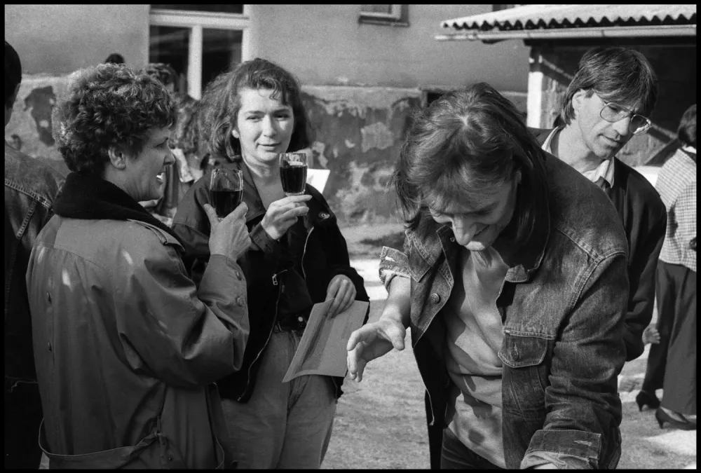 Od leve proti desni: umetnostni zgodovinarji Marjeta Marinčič iz Galerije Equrna, Zdenka Badovinac in Igor Zabel iz Moderne galerije Ljubljana, v ozadju akademski slikar in videast Srečo Dragan. F Janez Bogataj