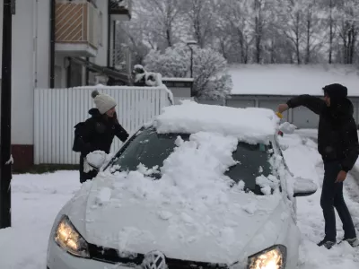 - či&scaron;čenje snega iz avtomobila- 16.01.2023 &ndash; Obilno sneženje v Ljubljani &ndash; sneg povzročil težave v prometu -&nbsp;//FOTO:Bojan Velikonja