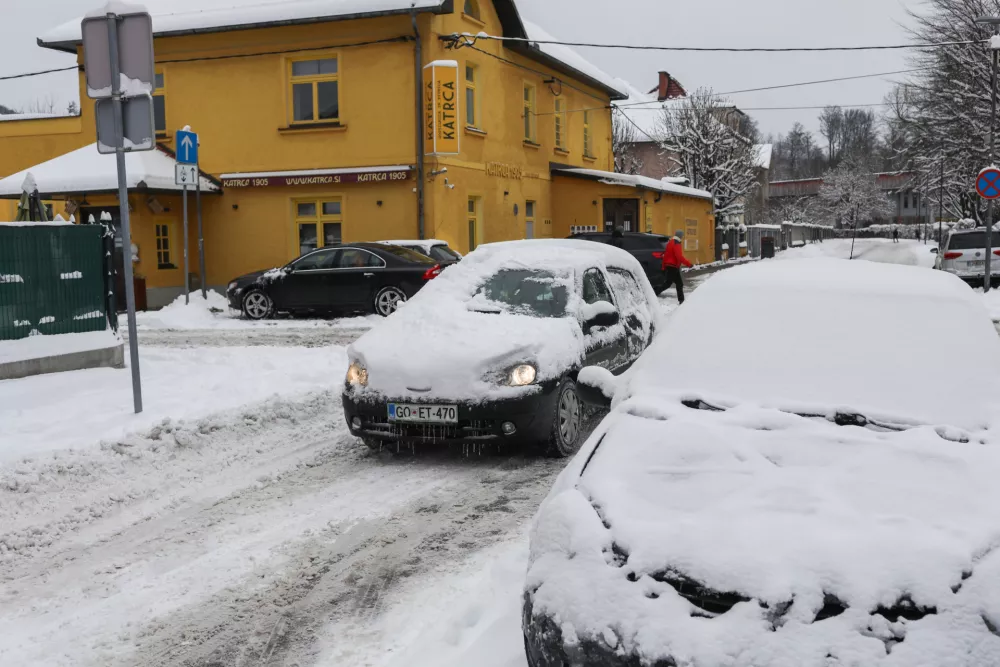- Nepravilno oči&scaron;čeno in nevarno vozilo v prometu pozimi.- 07.01.2026. - Reportaža o stanju v LJubljani po sneženju 6. januarja. //FOTO: Bojan Velikonja