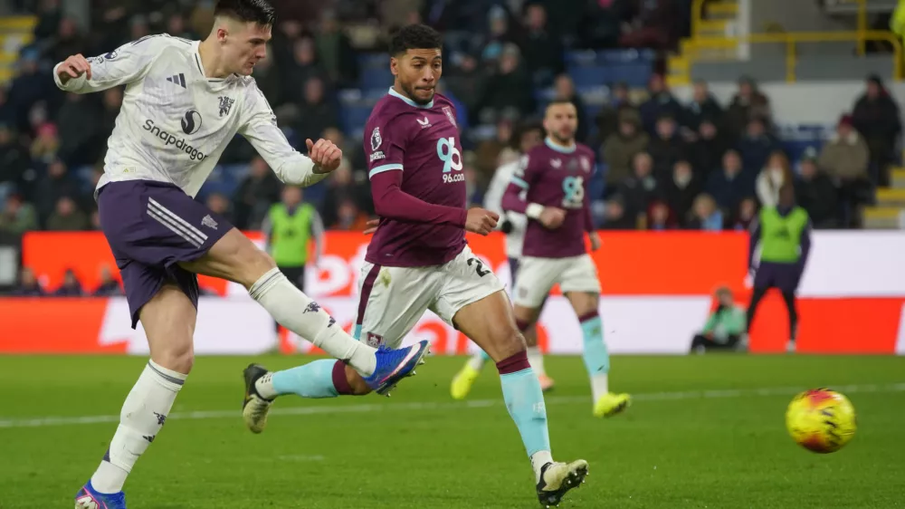 Manchester United's Benjamin Sesko scores during the Premier League soccer match between Burnley and Manchester United in Burnley, England Wednesday, Jan. 7, 2026. (AP Photo/Ian Hodgson)
