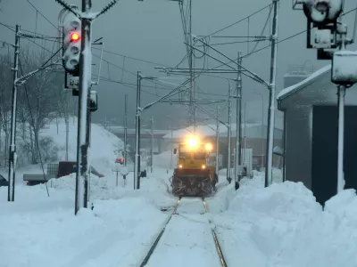 23.01.2023., Kupjak, Zalesina, Delnice - Velike kolicine snijega otezavaju zivot Goranima i putnicima u cestovnom i zeljeznickom prometu. Photo: Goran Kovacic/PIXSELL