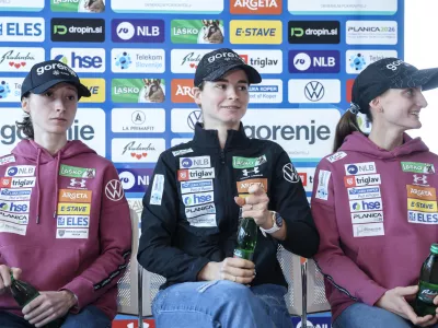 Nika Prevc, Nika Vodan, Katra Komar- 07.01.2026 - novinarska konferenca ženske slovenske reprezentance v smučarskih skokih pred domačo tekmo svetovnega pokala na Ljubnem ob Savinji//FOTO: Jaka Gasar