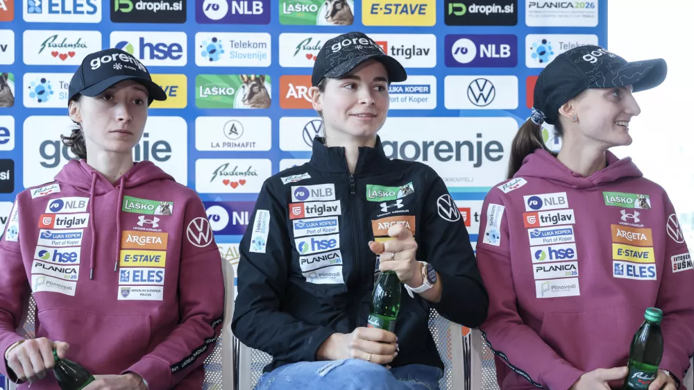 Nika Prevc, Nika Vodan, Katra Komar- 07.01.2026 - novinarska konferenca ženske slovenske reprezentance v smučarskih skokih pred domačo tekmo svetovnega pokala na Ljubnem ob Savinji//FOTO: Jaka Gasar