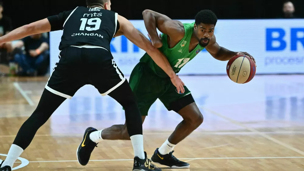 Victor Bailey (z žogo) se seli na Kitajsko.