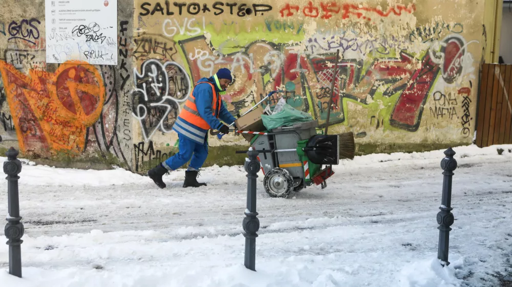 08.01.2025 - Sneg - mraz v Ljubljani - smetar -komunala - Foto: Luka Cjuha