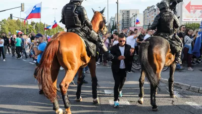 - policijska konjenica - protestniki so se sprehodili po ljubljanskih ulicah proti severni ljubljanski obvoznici ter zaustavili promet - - 29.09.2021 - protest nasprotnikov uvajanja covid ukrepov PCT (preboleli, cepljeni, testirani) v organizaciji stranke Resni.ca - protestniki zahtevali da se covid ukrepi spremenijo v priporočila in da se razpišejo predčasne volitve - Epidemija koronavirus COVID-19, - protestni shod Antivaxerjev - //FOTO: Bojan Velikonja