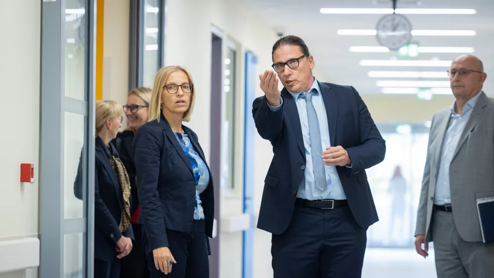 Ljubljana, UKC Ljubljana.Novinarski ogled starih prostorov pred odprtjem prenovljenih prostorov reanimacije v urgentnem kirurskem bloku UKC Ljubljana.Ministrica za zdravje Valentina Prevolnik Rupel in generalni direktor UKC Ljubljana Marko Jug.