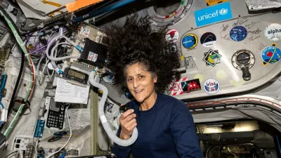 Sunita Williams avgusta 2024 prek radia z ISS odgovarja na vpra&scaron;anja indonezijskih &scaron;tudentov. 