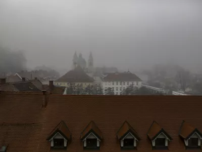 Megla - 21.12.2023 &ndash; Onesnažen zrak v Ljubljani - povi&scaron;ane vrednosti delcev v zraku - posledica povečanih izpustov in izrazitega temperaturnega obrata, ki zadržuje onesnažen zrak v nižinah, megla //FOTO: Luka Cjuha