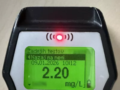 Elektronski alkotest je pokazal rezultat 2,20 mg/l alkohola v izdihanem zraku, kar pomeni, da je imel voznik v organizmu več kot 4,6 promila alkohola. 