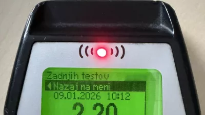 Elektronski alkotest je pokazal rezultat 2,20 mg/l alkohola v izdihanem zraku, kar pomeni, da je imel voznik v organizmu več kot 4,6 promila alkohola. 
