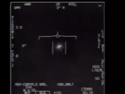 Zajem zaslona enega od posnetkov. Objekt so opisali kot bonbonček tik tok. / Foto: Ameri&scaron;ka Mornarica