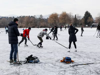 - Kose&scaron;ki bajer &ndash; množično druženje na prostem kljub prepovedi v času epidemije &ndash; drsanje - drsalci- 18. 01,2021 &ndash; Epidemija koronavirus covid-19 v Sloveniji &ndash; ukrep prepovedano druženje na prostem, zaprte so &scaron;ole in vrtci//FOTO: Bojan Velikonja