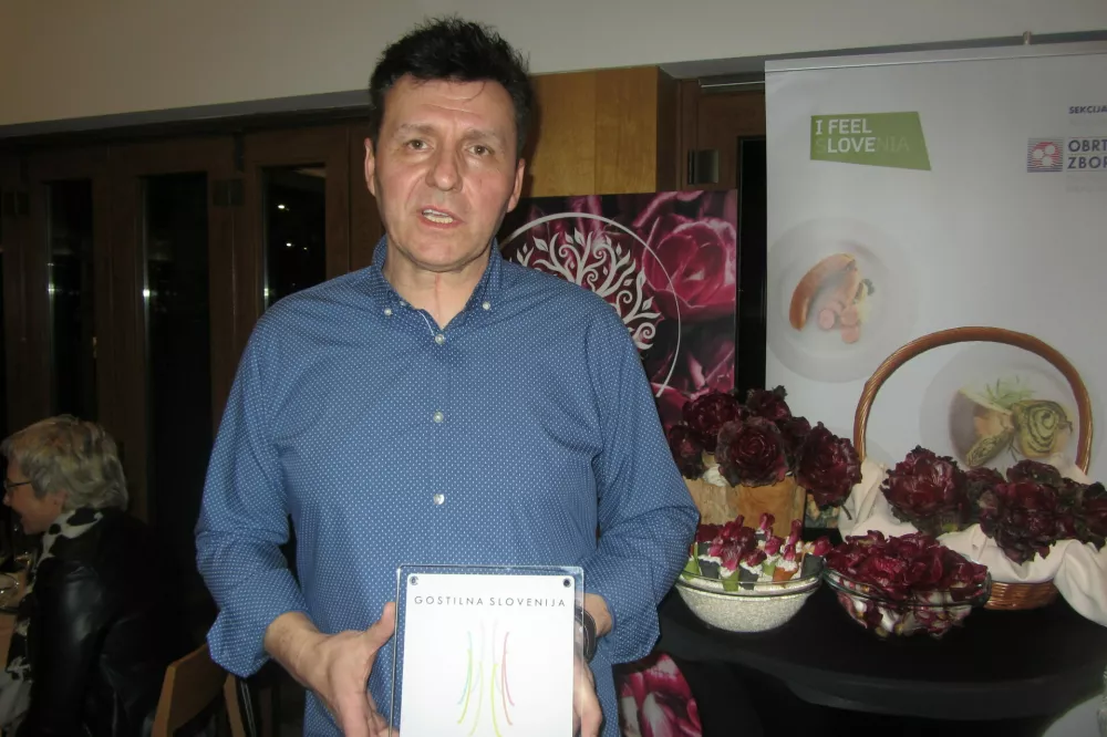Milan Stjepanovič, ki mu znamka Gostilna Slovenije in certifikat prina&scaron;ajo veselje in krepijo ponos, da so na pravi poti. Zastopajo kakovost gostinskega in gostilni&scaron;kega dela, &scaron;e posebej dela z lokalnimi pridelovalci, lastnim osebjem in gosti.