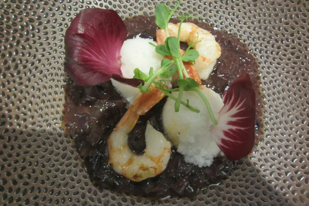 Mehkokuhana bela polenta s kraljevimi raki in sotiranim radičem