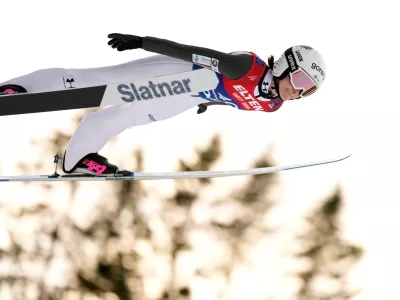 FILE - Nika Prevc, of Slovenia, soars through the air during her first round jump of the ski jumping women's large hill individual competition at the Nordic World Ski Championships in Trondheim, Norway, March 7, 2025. (AP Photo/Matthias Schrader, File) / Foto: Matthias Schrader