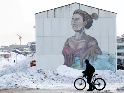 FILE PHOTO: A man passes a building with social housing with an Inuit mural in Nuuk, Greenland, March 27, 2025. REUTERS/Leonhard Foeger/File Photo / Foto: Leonhard Foeger