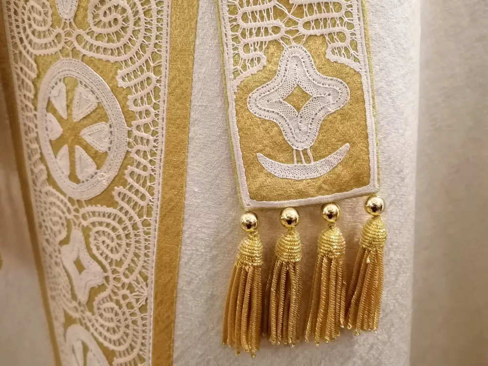 Spodnja Idrija, zupnijska cerkev.Predstavitev masnega plasca in mitre z idrijsko cipko kot darilo papezu.Motiv mitre z idrijsko cipko.