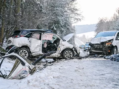 09 January 2026, Bavaria, Reisbach: Two badly damaged vehicles stand at the scene of an accident. Two people have been killed in a head-on collision between two cars in the Dingolfing-Landau district. Photo: Jason Tschepljakow/dpa