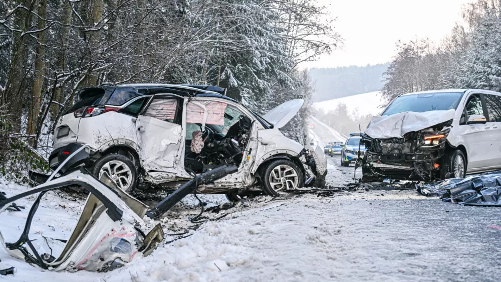 09 January 2026, Bavaria, Reisbach: Two badly damaged vehicles stand at the scene of an accident. Two people have been killed in a head-on collision between two cars in the Dingolfing-Landau district. Photo: Jason Tschepljakow/dpa