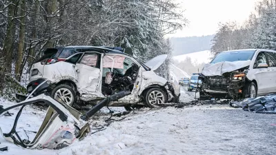09 January 2026, Bavaria, Reisbach: Two badly damaged vehicles stand at the scene of an accident. Two people have been killed in a head-on collision between two cars in the Dingolfing-Landau district. Photo: Jason Tschepljakow/dpa