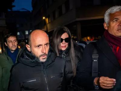 The owners of the "Le Constellation" bar in Crans-Montana, where the deadly fire happened on New Year's Day, Jacques und Jessica Moretti from France, center, arrive with their lawyers Patrick Michod, Yael Hayat and Nicola Meier, to be auditioned by the Valais public prosecutor's office in Sion, Switzerland, Friday, January 9, 2026. (Jean-Christophe Bott/Keystone via AP) / Foto: Jean-christophe Bott