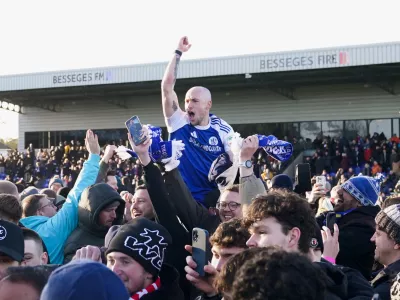 Macclesfield Town's Josh Kay celebrates with fans following the FA Cup third round soccer match between Macclesfield Town and Crystal Palace, at the Leasing.com Stadium, Macclesfield, England, Saturday, Jan. 10, 2026. (Martin Rickett/PA via AP) / Foto: Martin Rickett