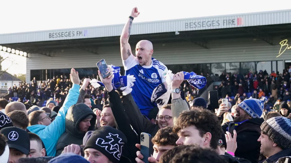 Macclesfield Town's Josh Kay celebrates with fans following the FA Cup third round soccer match between Macclesfield Town and Crystal Palace, at the Leasing.com Stadium, Macclesfield, England, Saturday, Jan. 10, 2026. (Martin Rickett/PA via AP) / Foto: Martin Rickett