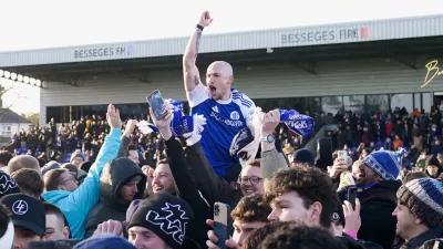 Macclesfield Town's Josh Kay celebrates with fans following the FA Cup third round soccer match between Macclesfield Town and Crystal Palace, at the Leasing.com Stadium, Macclesfield, England, Saturday, Jan. 10, 2026. (Martin Rickett/PA via AP) / Foto: Martin Rickett