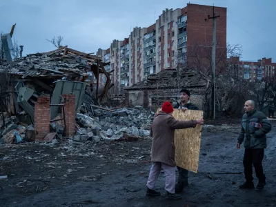 10 January 2026, Ukraine, Sloviansk: Residents walk past the site that was recently hit by a Russian airstrike with a KAB guided bomb. Photo: Tommaso Fumagalli/ZUMA Press Wire/dpa