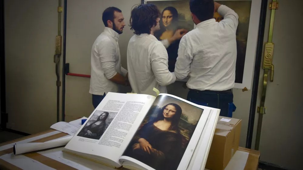 Perugia - Tiskarna Graphicmasters - ITALIJA 2011 - reportaža o izdelavi knjige z naslovom Neskončni Leonardo - najcelostnej&scaron;a predstavitev Leonarda da Vincija &ndash; prestižna, ročno vezana knjiga je o&scaron;tevilčena in je v Slovenskem jeziku iz&scaron;la v 500 izvodih v svetovnem merilu pa v 5000 izvodih, - cena 3.300 EUR/FOTO: Bojan Velikonja OPOMBA: ZA OBJAVO V PRILOGI &ndash; DNEVNIKOV OBJEKTIV - REPORTAŽA Leonardo da Vinci