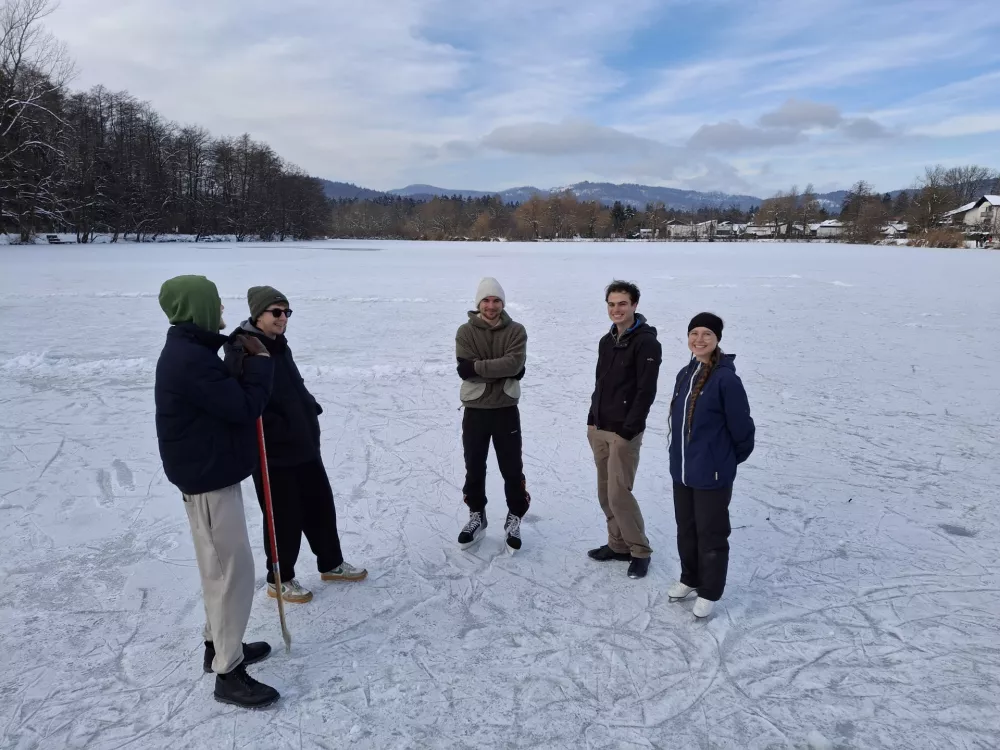 Družba drsalcev, katere član je prvi priskočil na pomoč. Foto: Peter Lov&scaron;in