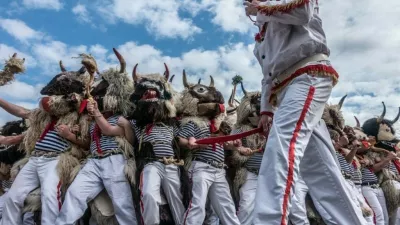 Tradicionalni pustni sprevodi oz. obhodi zvončarjev na področju Kastav&scaron;tine (to je področje med Rijeko in Učko, s sredi&scaron;čem v Kastavu) potekajo od 17. januarja in trajajo vse do pepelnične srede oz. pepelnice, oziroma dosežejo vrhunec na datum pustnega torka. F Turistička zajednica Općine Vi&scaron;kovo 