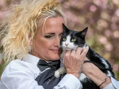 Deborah Hodge se je poročila s svojo mačko, da bi preprečila, da bi jo najemodajalci v prihodnje silili, naj se odpove svojemu ljubljenemu hi&scaron;nemu ljubljenčku. Foto: IG/Deborah Hodge